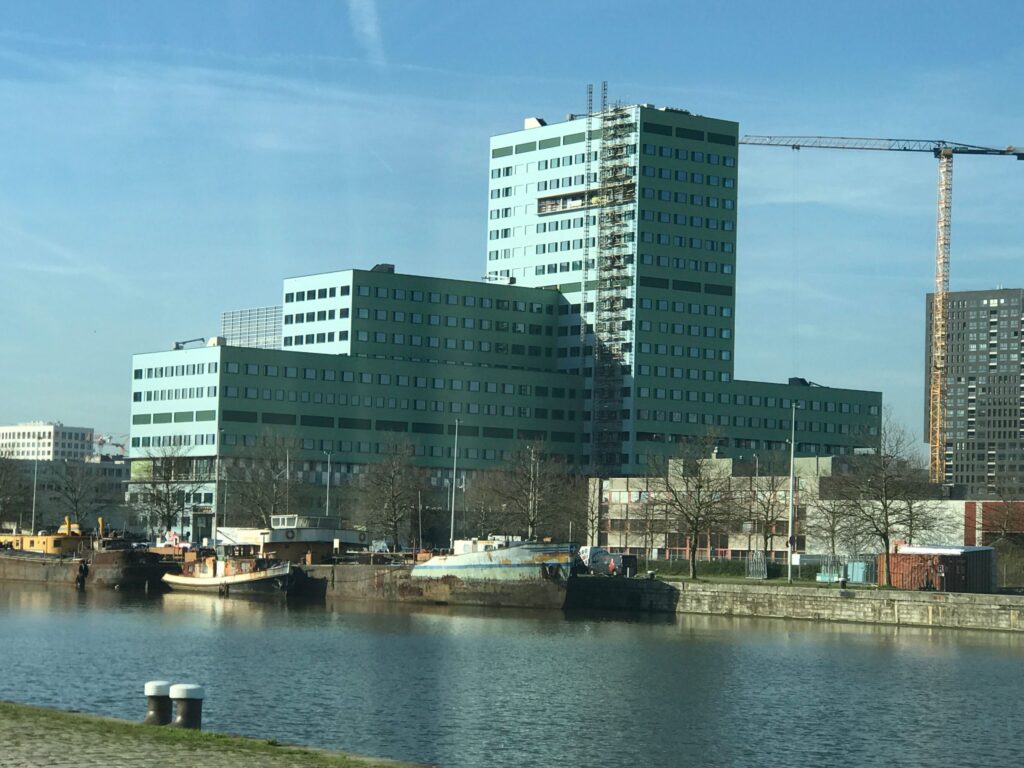 Groot bouwproject aan het water met modern gebouw en luchtdichtheidsmetingen voor energie-efficiëntie