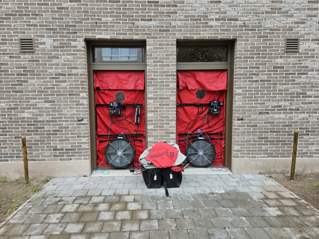 Dubbele BlowerDoor test bij woning met twee ventilatoren voor nauwkeurige luchtdichtheidsmeting door Blowertechniek