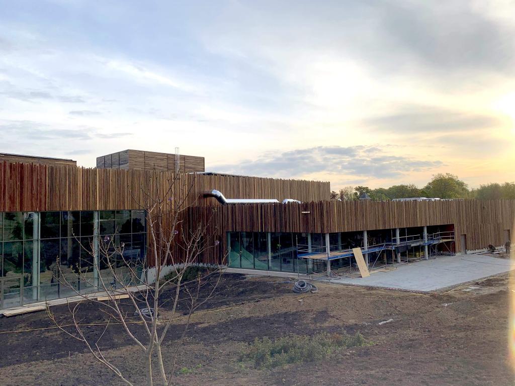 Luchtdichtheidsmeting en bouwinspectie van modern utiliteitsgebouw in aanbouw ter voorbereiding op BlowerDoor test door Blowertechnic