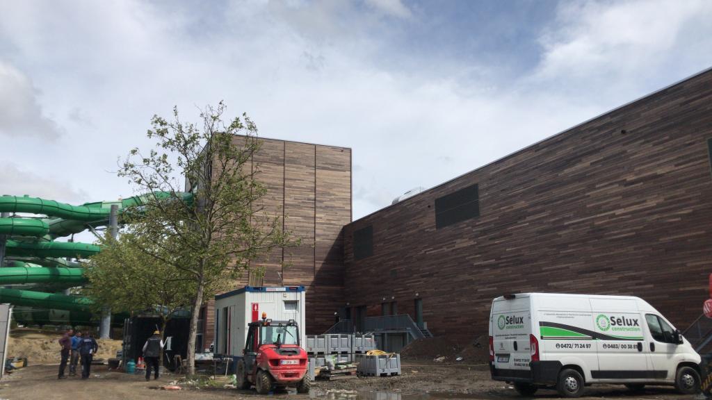 Voorbereiding luchtdichtheidstest bij groot utiliteitsgebouw met complexe gevel en installaties voor BlowerDoor meting door Blowertechnic