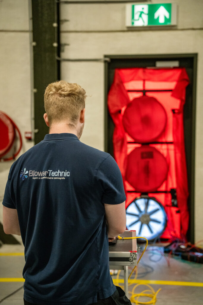 BlowerDoor luchtdichtheidstest uitgevoerd door specialist van Blowertechnic met multi-fan opstelling voor nauwkeurige meting van luchtlekken in industrieel gebouw