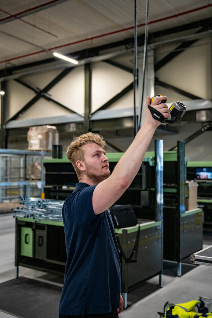 Technicus voert luchtdichtheidsmeting uit in industriële omgeving met meetapparatuur voor opsporen van luchtlekken