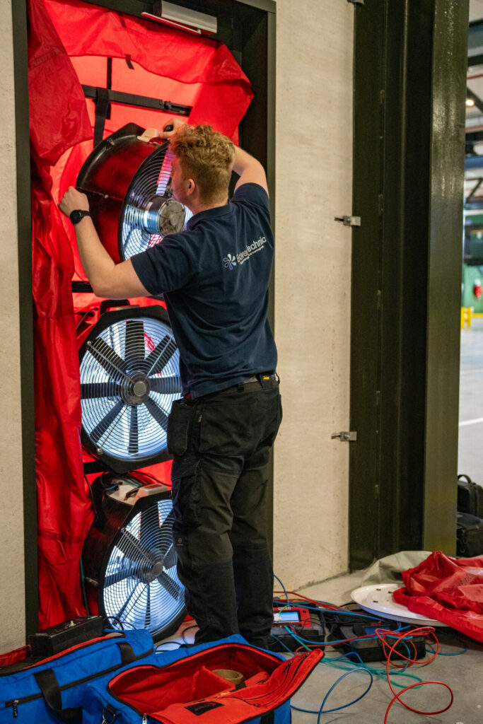 Blower fans in het doek installeren tijdens opbouw