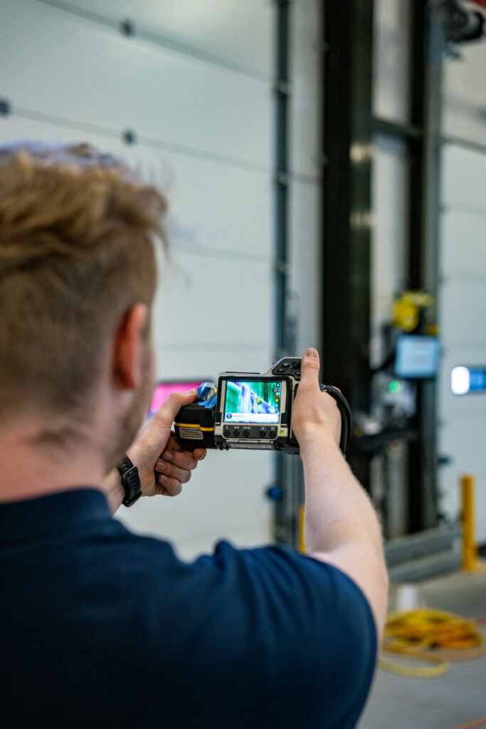 Thermografische inspectie met warmtecamera voor opsporen van luchtlekken en energieverlies in gebouw