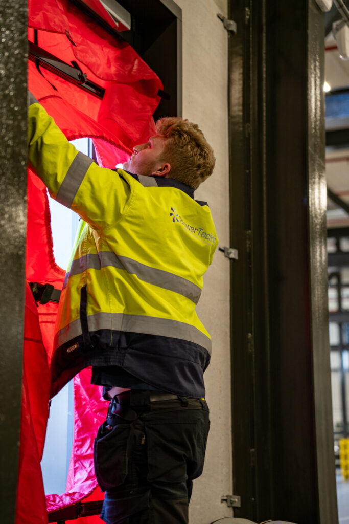 Installatie van blowerdoortest voor luchtdichtheidsmeting van gebouw door BlowerTechnic technicus