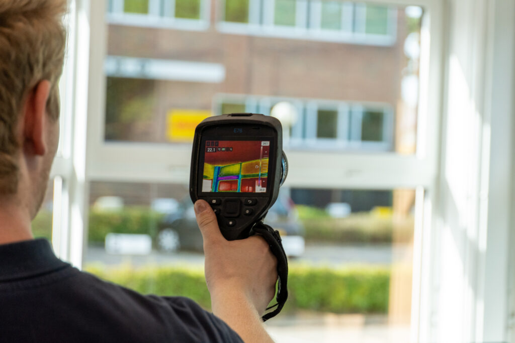 Thermografische inspectie met warmtecamera voor opsporen van warmteverlies en isolatieproblemen door Blowertechniek