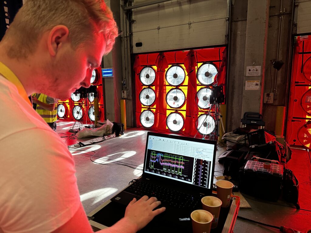 Analyse van meetdata tijdens luchtdichtheidstest met multi-fan BlowerDoor opstelling in industrieel gebouw met apparatuur van Blowertechnic