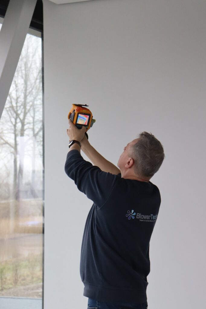 Thermografische inspectie van woning met warmtecamera voor opsporen van luchtlekken en warmteverlies