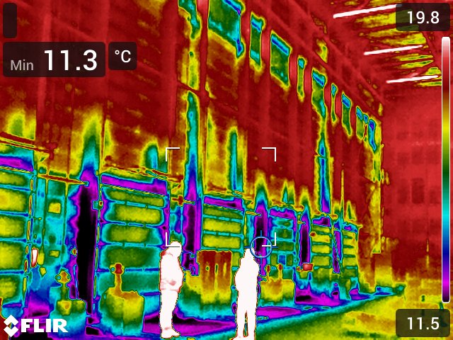 Thermografische opname van een gebouwgevel met temperatuurverschillen zichtbaar, gebruikt voor het opsporen van warmteverlies en luchtlekken.