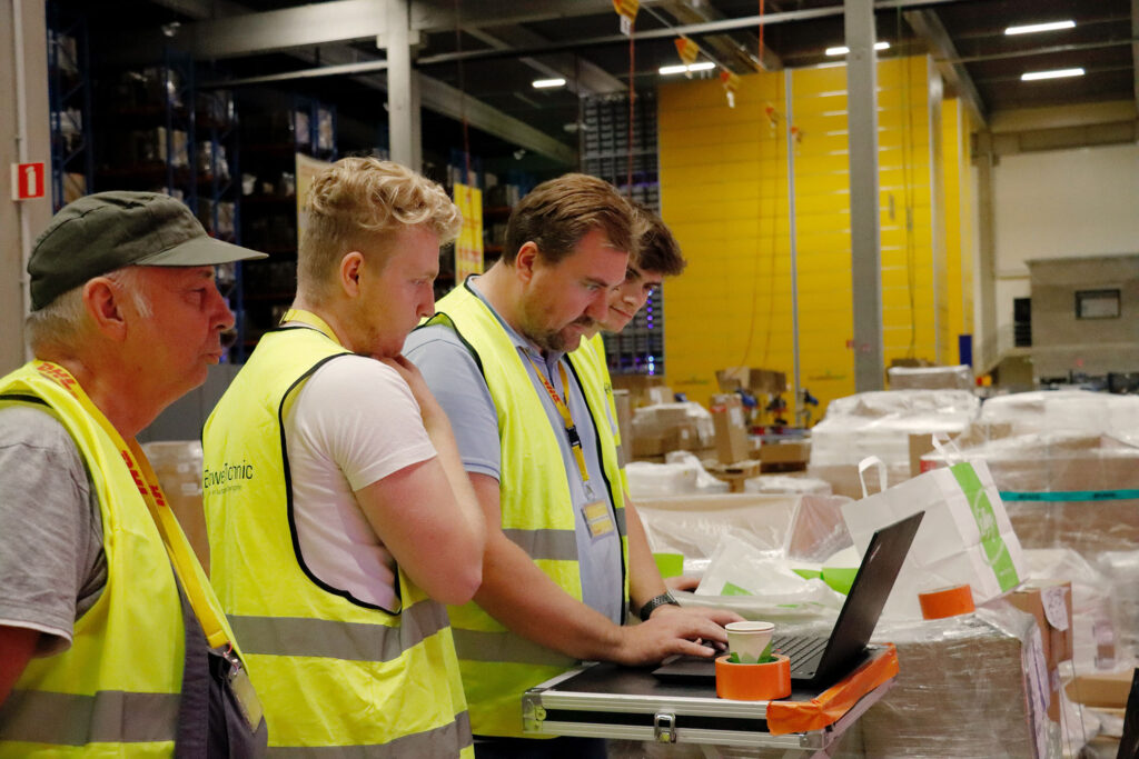 Praktijktraining luchtdichtheidsmeting met BlowerDoor apparatuur waarbij deelnemers meetdata analyseren in industriële omgeving van Blowertechnic