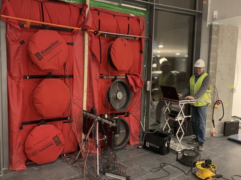 Luchtdichtheidstest met BlowerDoor systeem en multi-fan opstelling uitgevoerd door technicus met meetsoftware van Blowertechnic