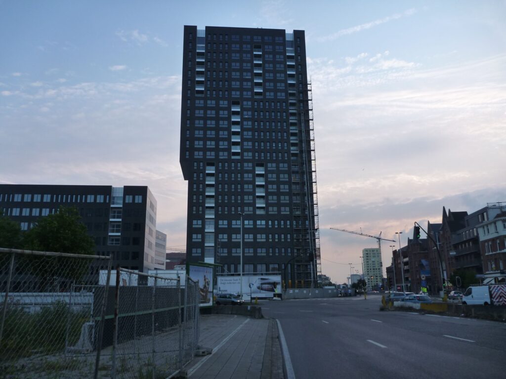 BlowerDoor luchtdichtheidstest voorbereiding bij hoogbouwproject in stedelijke omgeving voor controle van energieprestatie en bouwkwaliteit door Blowertechnic