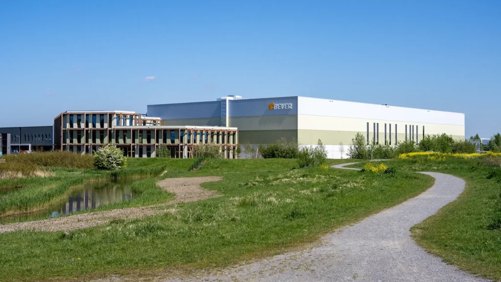 BlowerDoor luchtdichtheidstest en energieprestatiecontrole bij grootschalig kantoorpand met industriehal uitgevoerd door Blowertechnic