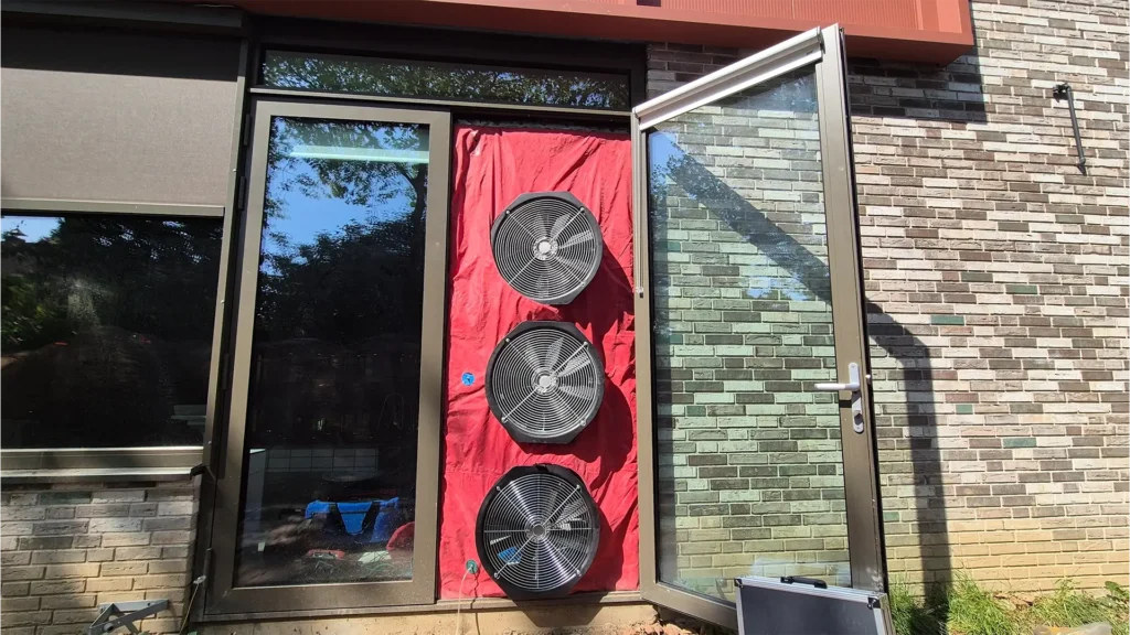 BlowerDoor multi-fan luchtdichtheidstest in gevelopening van utiliteitsgebouw voor meting van luchtlekken en energieprestatie door Blowertechnic