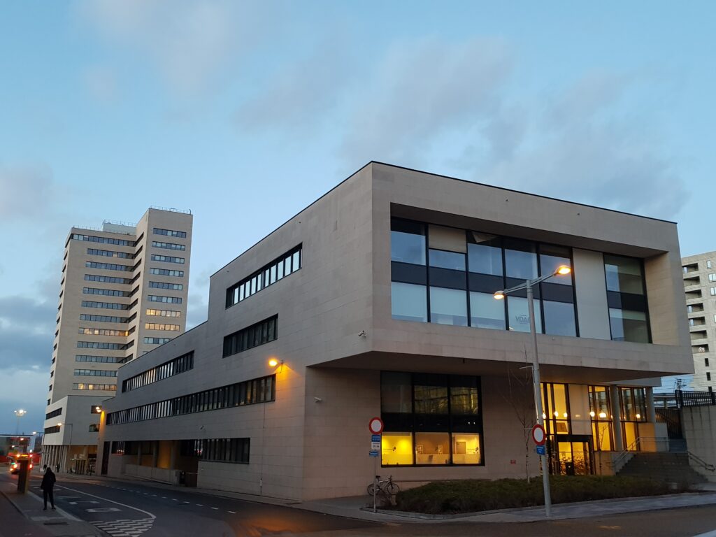 BlowerDoor luchtdichtheidstest en energieprestatiecontrole bij modern utiliteitsgebouw en hoogbouwcomplex uitgevoerd door Blowertechnic