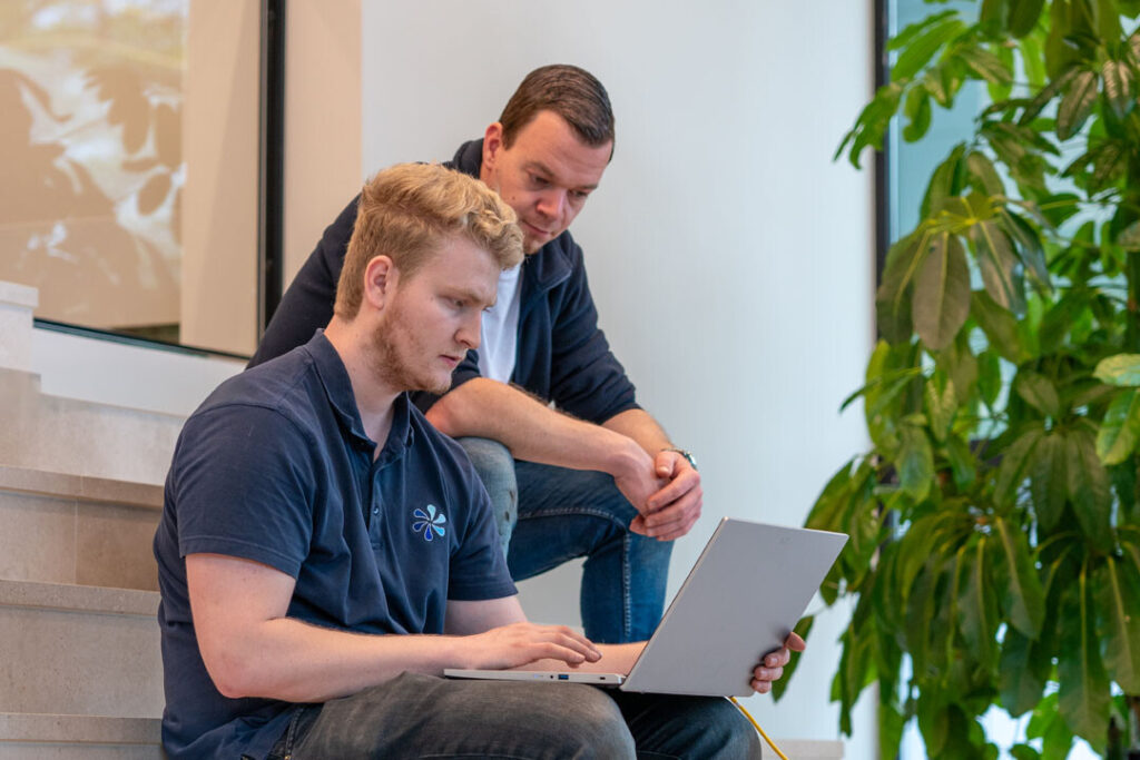 Analyse van luchtdichtheidsmeting op laptop door BlowerTechnic specialisten voor optimalisatie van energie-efficiëntie