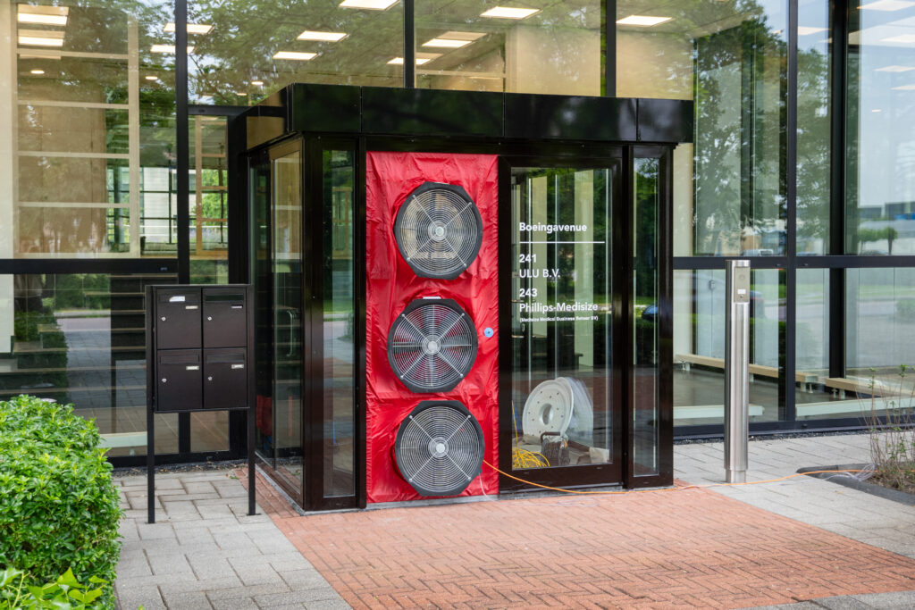 BlowerDoor test bij entree van kantoorpand met ventilatoren voor luchtdichtheidsmeting door Blowertechniek