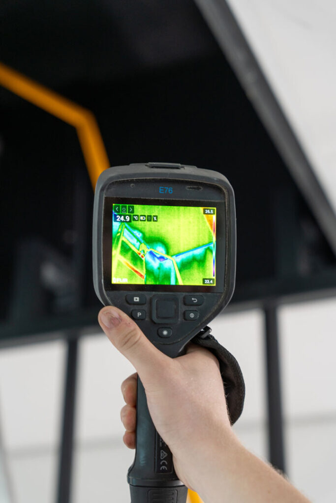 Warmtecamera toont thermografisch beeld voor opsporen van luchtlekken en warmteverlies in gebouw