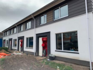 BlowerDoor simultaanmeting bij rijwoningen met meerdere meetopstellingen voor nauwkeurige bepaling van luchtdichtheid en energieprestatie door Blowertechnic